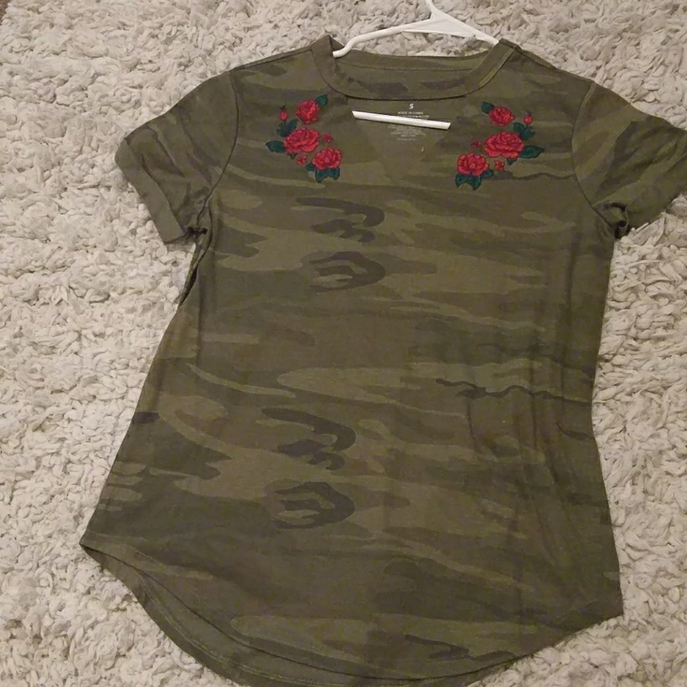 Rose choker camo short sleeve shirt